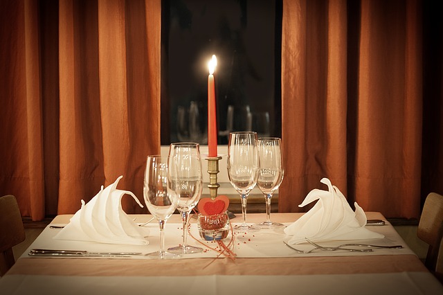 Romantikus vacsora kellemes környezetben
