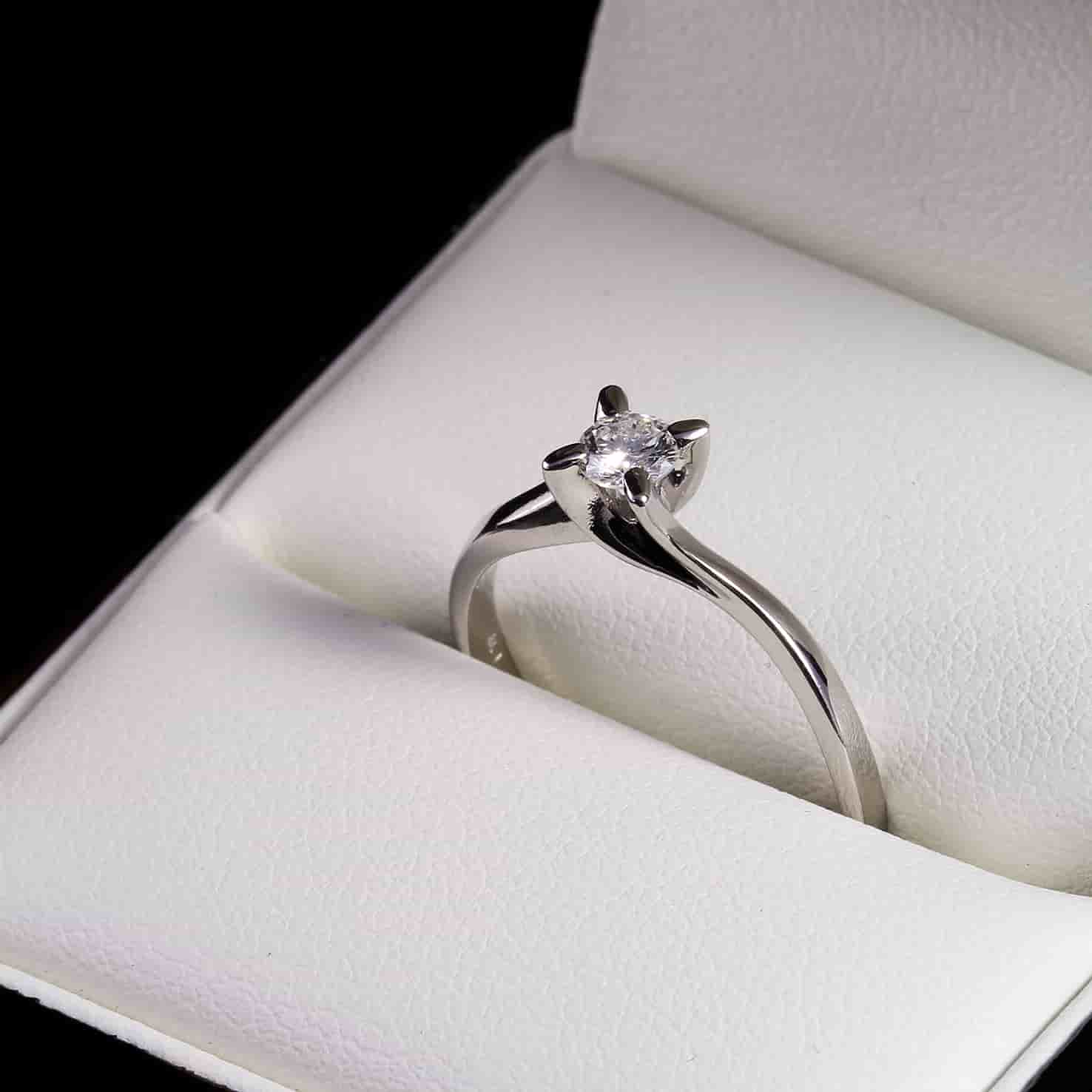 Fehérarany Gyémánt Gyűrűk: Időtlen Szépség az Ékszerdobozban